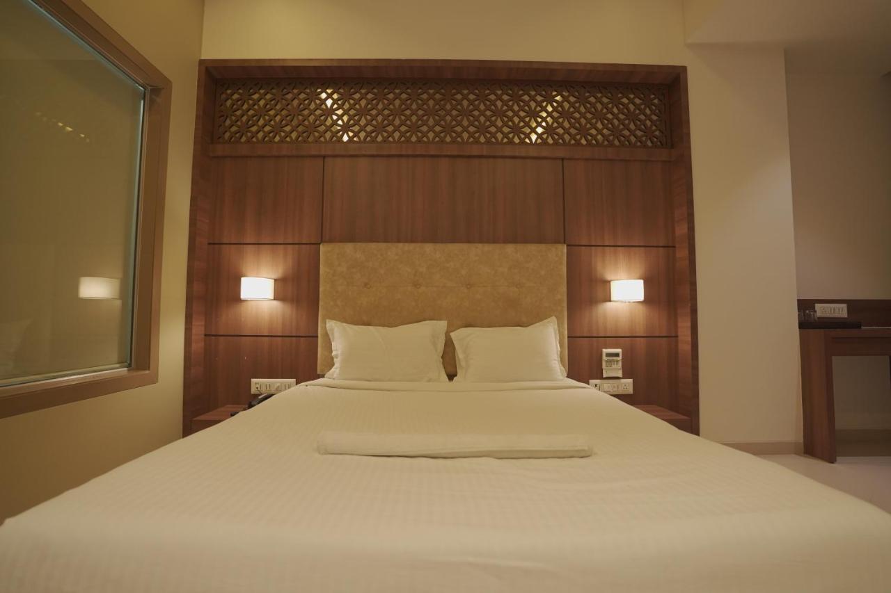 Hotel Mathoshree Thane Eksteriør bilde