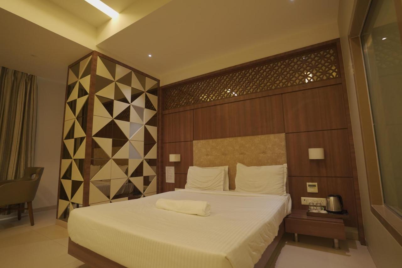 Hotel Mathoshree Thane Eksteriør bilde