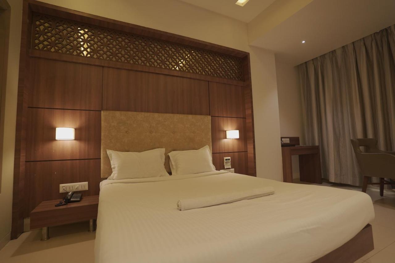 Hotel Mathoshree Thane Eksteriør bilde