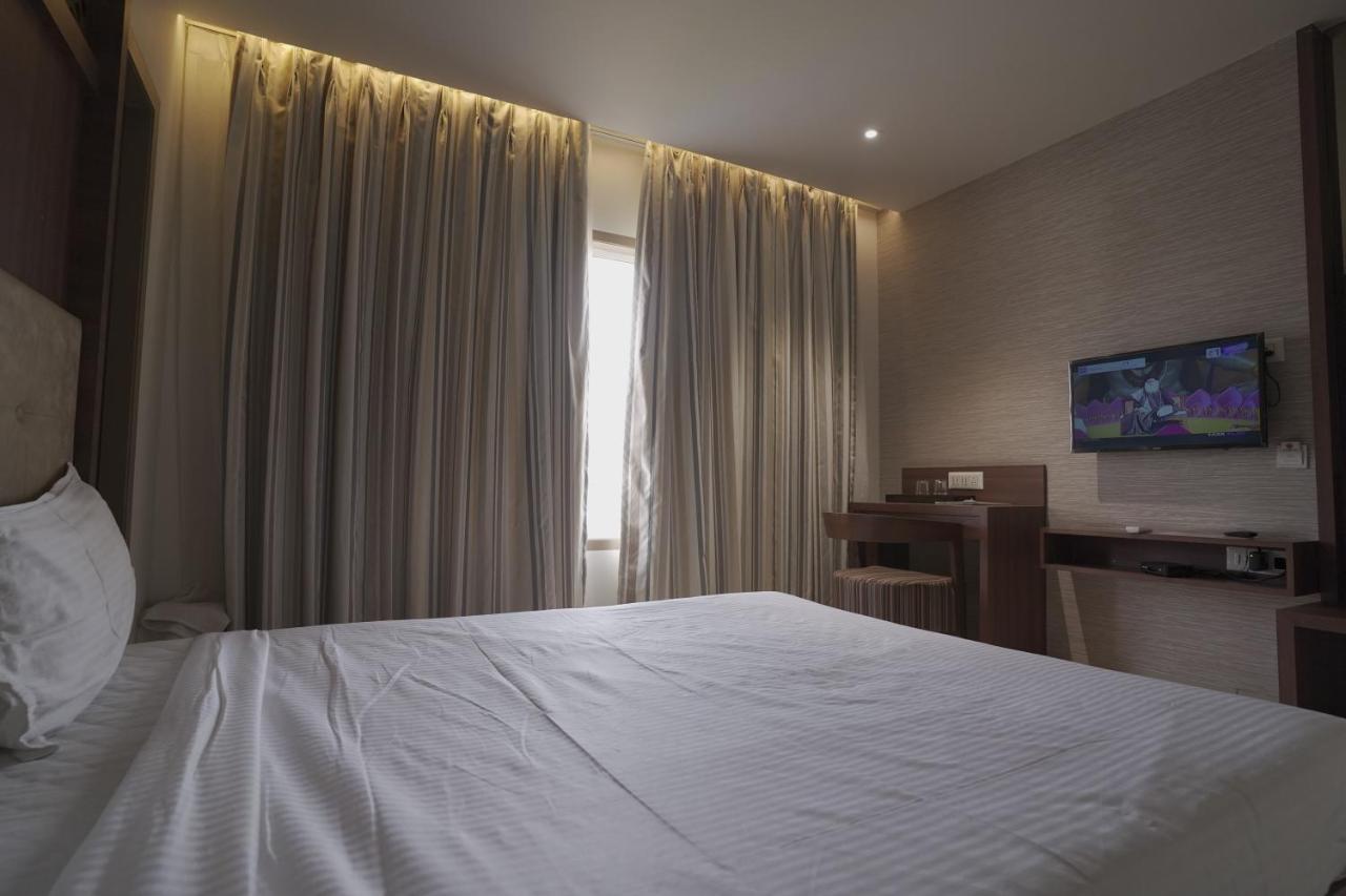 Hotel Mathoshree Thane Eksteriør bilde