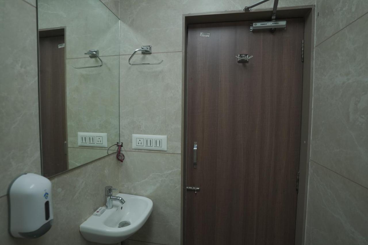 Hotel Mathoshree Thane Eksteriør bilde